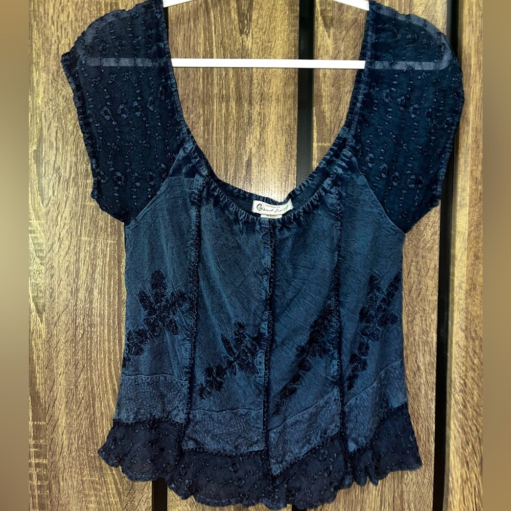 Casual Living denim short sleeve top with crochet stitching & lace sleeves. Sz S